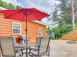 15 Mi to Pigeon River Rafting Newly Built Cabin!, hotel in Newport