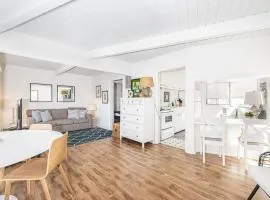 Updated 1Br Bayfront Cottage W- Deck In Quiet Balboa Island By Beachview Rentals