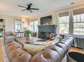 Walk to Dtwn Cozy Home with Fireplace in Charlevoix, hotel di Charlevoix