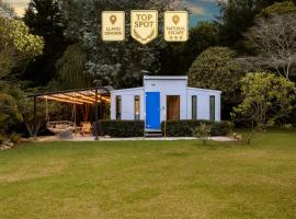 Luxury Cabin w Lake, HotTub, Cinema, Fire Pit, BBQ, hotel in Rionegro