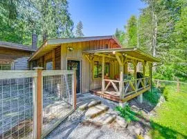 5 Mi to Mt Rainier Natl Park Cozy Cabin with Deck!