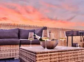 Ayora Penthouse - Jacuzzi, Huge Private Rooftop, BBQ, Sunset Views, FastWifi, AC