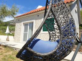 Holiday House Ljubica - ideal vacation spot, casa de campo em Bol