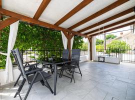 Apartman Laura-Risika, hôtel à Risika