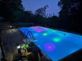 Holiday Home Lucija "" Private house with pool "", hotel a Jablanac (Iablanaz)