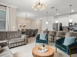 Contemporary Townhouse w BBQ & Pool Sleeps 12