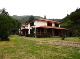 Hotel Claroscuro Casa Ilayaku, hotel v destinaci Guangopolo