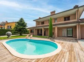 Luxury Villa with Swimming Pool - Free Parking & WiFi