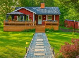 R&ouml;d Stuga by Falunio: S&ouml;dert&auml;lje şehrinde bir kul&uuml;be