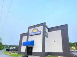 Days Inn by Wyndham Liberty