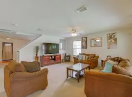 7 Mi to Downtown Baytown Spacious Home with Yard