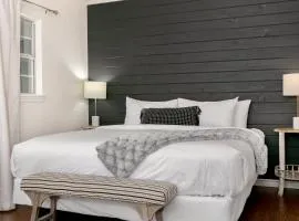 Downtown Retreat #2 - King Bed, Walk to Main, Shared Pool
