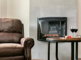 Downtown Retreat #4 - Walk to Main, Shared Pool & Hot Tub