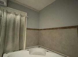 Apartamento 04 - Dois quartos e cozinha, hotel in Balneário Camboriú