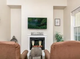 Main Street Retreat #18 - King Bed, On Main St, Shared Hot Tub & Pool