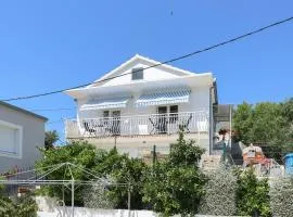 2 Bedroom Amazing Apartment In Gustirna