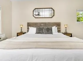 Main Street Retreat #17 - On Main, King Bed, Shared Hot Tub and Pool
