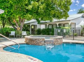 Main Street Retreat #4 - King Bed, On Main St, Shared Hot Tub & Pool, hotel em Fredericksburg