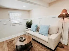 Contemporary Beach Bungalow - King Bed - 5min Walk to Beach
