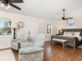 Main Street Retreat #13 - King Bed, On Main St, Shared Hot Tub & Pool