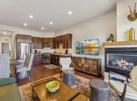 Modern Townhouse with HotTub & Garage