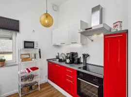 Harmonie Homes - Built in 2025 - Hotel-Quality Beds & Linen - Full Kitchen - Fiber WiFi - 4K Smart TV - 2 Balconies - Elevator - Free Private Parking - Near Augsburg - 20 Min via Autobahn to Munich-West