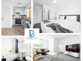 Wigan 3-Bedroom Serviced Home by Brookland Stays with Free WiFi