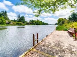 Morning Hikes & Beach Nights: Canalfront Condo!