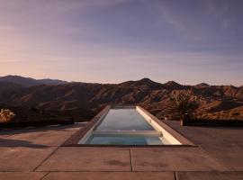 Hawkeye Dome - Pool, Spa, Great Views, hotel v destinaci Yucca Valley