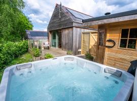 Lavender Lodge 1BR with Hot Tub and Sauna near Black Mountain, chal&eacute; alpino em Garnant