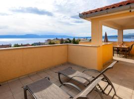 2 Bedroom Lovely Apartment In Omisalj, hotel in Omišalj