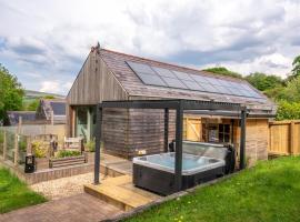 Rosemary Lodge 2BR with Hot Tub and Sauna near Black Mountain, chal&eacute; alpino em Garnant