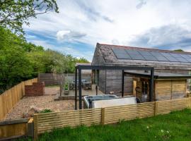 Thyme Lodge 2BR with Hot Tub and Sauna near Black Mountain, chal&eacute; alpino em Garnant