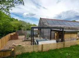 Thyme Lodge 2BR with Hot Tub and Sauna near Black Mountain
