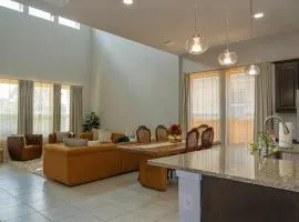 Family Oasis - King Suize Suites - Near F1 and Wifi