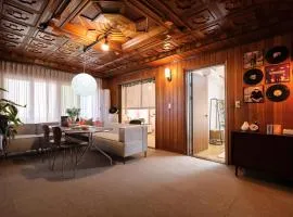 30pyeong private sensational accommodation spacious living room 2 minutes from Sinbang hwa Station kimpoairport near hong-dae