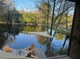cabane au bord de l'eau pas de carpe dans l'étang pas d'électricité !