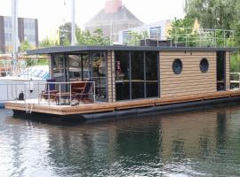 Houseboat in Flensburg with Harbor Views, cleaning included, Hotel in Flensburg