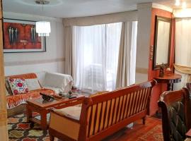 Casa 3 dormitorios, hotel in Santiago