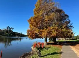 Serene waterfront escape! Luxury, King bed!
