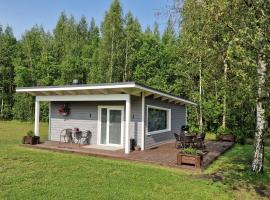 Small house with sauna, hotel con campo de golf en Papsaare