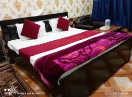 Hotel Raghu!Nandan - Best Location Near Ram Janambhoomi - Wifi# Parking & Excellent Room Service Provided - Best Guest House In Ayodhya