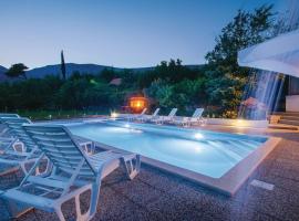Klis में, होटल Family 4-bdr apartment with pool