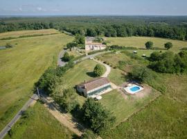 Le Gîte de la Verrerie, maison traditionnelle avec piscine, ξενοδοχείο σε Eygurande-et-Gardedeuil