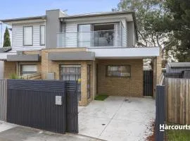 Spacious Corio Townhouse Near Ferry & Waterfront