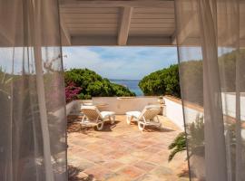 Steps from the Beach with views and big patio!, hotel in Baja Sardinia