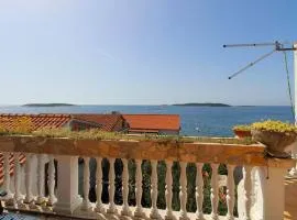 Four Bedroom Cozy Apartment In Milna