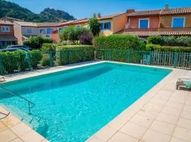 Bleu Indigo Piscine, Parking, Au calme