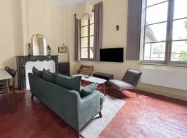 Bel appartement lumineux-Avignon centre, vue le Palais des Papes depuis la loggia