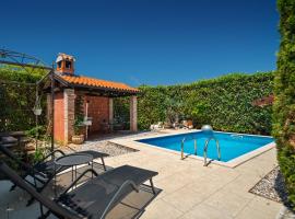 Luka with Private Pool, hotel a Frata